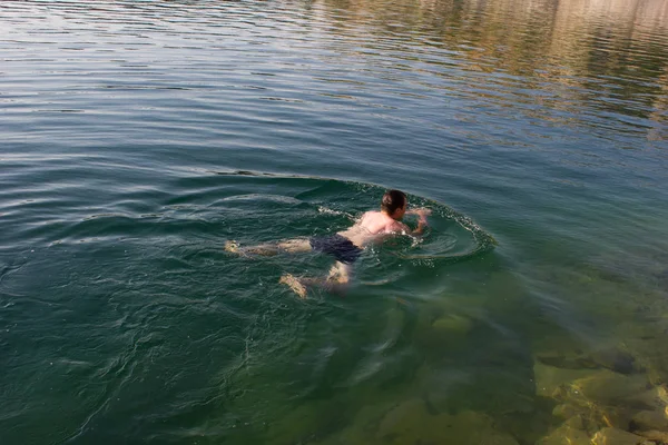 Jeune homme nageur sur l'eau - mer d'été — Photo