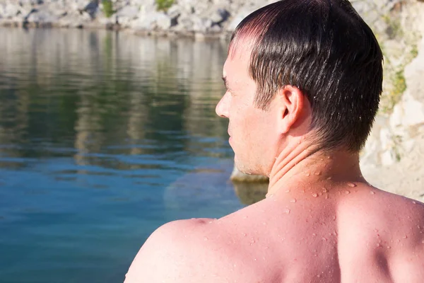 背景石、水上の若い男 - 夏の晴れた海 — ストック写真