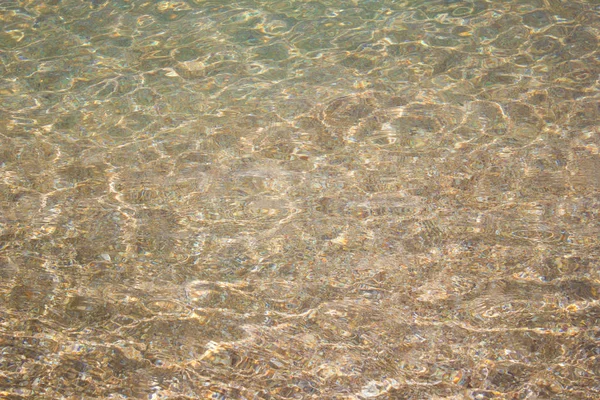 Playa costera agua mar olas arena conchas, textura de fondo — Foto de Stock