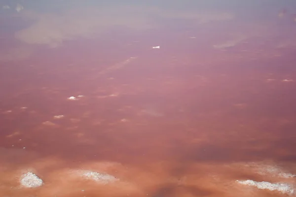 Lago de sal de água rosa, extração de sal marinho - fundo da paisagem — Fotografia de Stock