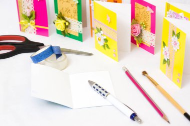 Güzel çeşitli el yapımı tebrik kartları