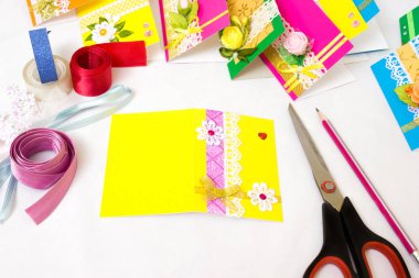 Güzel çeşitli el yapımı tebrik kartları