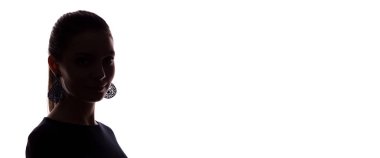 Küpeli genç kız dümdüz ileriye bakıyor, portre silueti izole ediyor