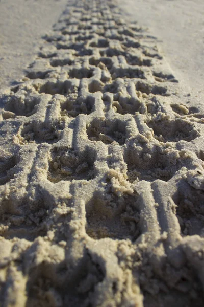 Gün doğumunda kum araba lastik quadro döngüsünde Ayak Izi, doku