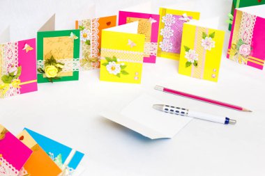 Güzel çeşitli el yapımı tebrik kartları