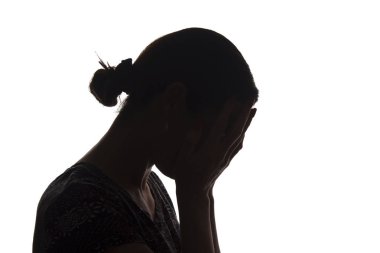 Sorunları olan siluet genç kız, başını elleri - izole