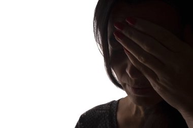 Sorunları olan siluet genç kız, başını elleri - izole