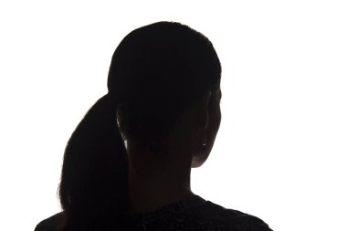 Arkadan genç bir kızın silueti - izole, isimsiz