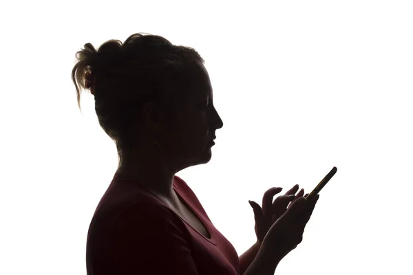 Silhouet meisje met een mobiele Smart Phone, met behulp van-geïsoleerd, Tec — Stockfoto