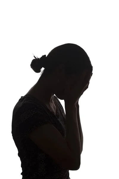 Silhouette ung flicka med problem, händerna på huvudet-isolera — Stockfoto