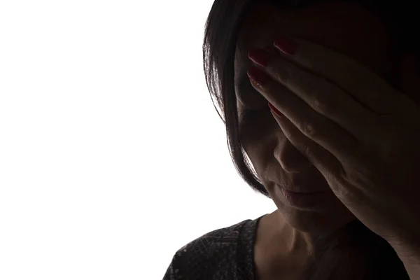 Silhouette ung flicka med problem, händerna på huvudet-isolera — Stockfoto