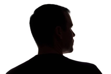 Genç bir adamın portresi, arka görünüm-koyu izole siluet