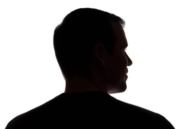 Genç bir adamın portresi, arka görünüm-koyu izole siluet
