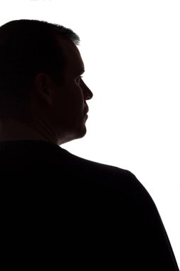 Genç bir adamın portresi, arka görünüm-koyu izole siluet