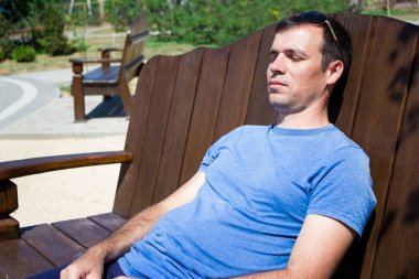 Adam parkın pek çok sırasının arasında tek başına oturuyor.