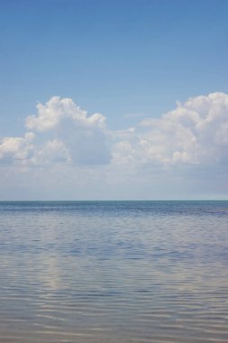 Mavi gökyüzü ve denizin arka planında gün doğumu, plaj gün doğumu