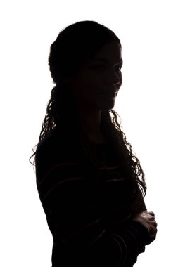 Genç kadın akan saç ile ileriye bakmak - siluet