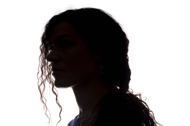 Genç kadın akan saç ile ileriye bakmak - siluet