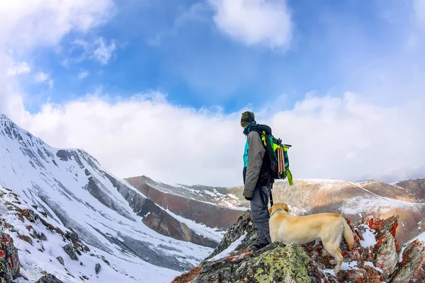 Mann Und Hund Labrador Wandern Durch Die Wolkenverhangenen Berge — Stockfoto