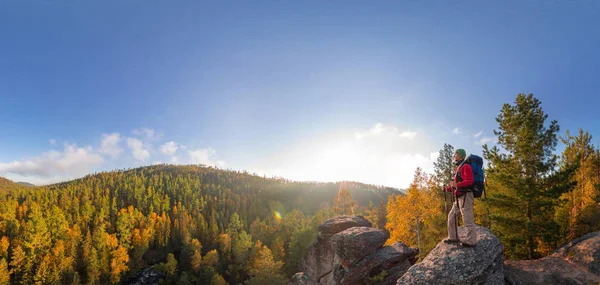 Backpacker Bovenop Een Rots Vallen Bij Dageraad Panorama — Stockfoto