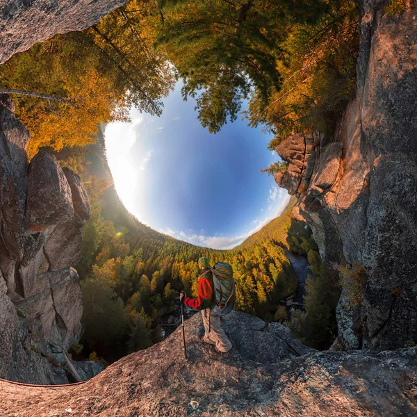 Backpacker Auf Einem Felssturz Morgengrauen Kugelförmiges Gradpanorama 360 180 Kleiner — Stockfoto