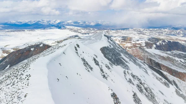 Montanhas Nevadas Aero Foto Drone Nuvens Aproximando Picos Vale — Fotografia de Stock