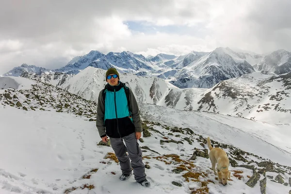Hombre Perro Labrador Caminan Por Las Montañas Nubladas — Foto de Stock