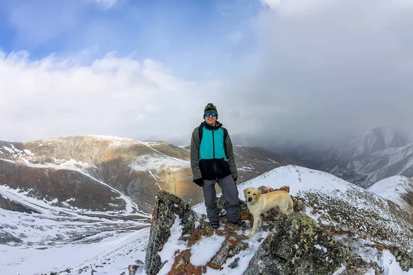 人と犬のラブラドールが曇り登山します — ストック写真