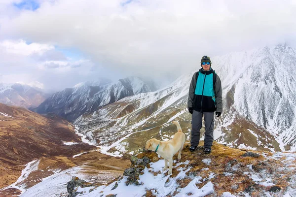 Mann Und Hund Labrador Wandern Durch Die Wolkenverhangenen Berge — Stockfoto