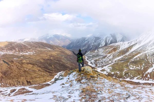 Mann Und Hund Labrador Wandern Durch Die Wolkenverhangenen Berge — Stockfoto