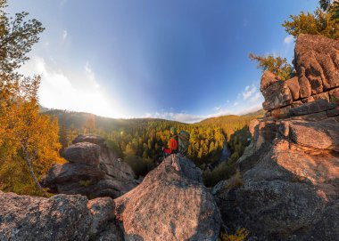 Backpacker bir kaya üzerine düşmek şafakta. Geniş açı hava panorama.
