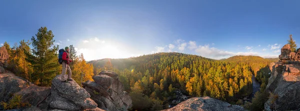 Mochilero Cima Una Caída Roca Amanecer Panorama Cilíndrico 360 Grados — Foto de Stock