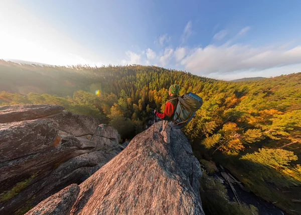 Backpacker Bovenop Een Rots Vallen Bij Zonsopgang Groothoek Luchtfoto Panorama — Stockfoto