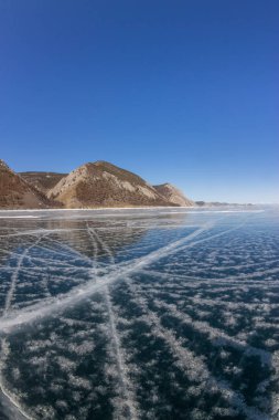 Çatlaklar Olkhon gelen Deniz Baykal, mavi kış buz kalıpları.