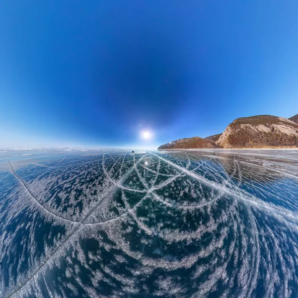 Çatlaklar Olkhon gelen Deniz Baykal, mavi kış buz kalıpları.