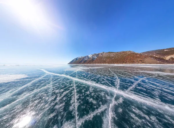 Çatlaklar Olkhon gelen Deniz Baykal, mavi kış buz kalıpları.