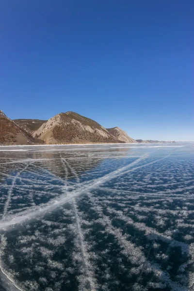 Çatlaklar Olkhon gelen Deniz Baykal, mavi kış buz kalıpları.