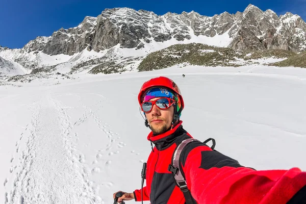 Selfi Montañista Masculino Las Montañas Nevadas Con Casco Con Una — Foto de Stock