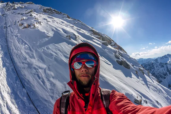 Selfi Montañista Masculino Las Montañas Nevadas Con Casco Con Una — Foto de Stock