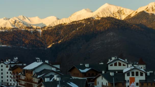 Coucher de soleil Timlaps sur les bâtiments du Plateau Rose à Sotchi, station de ski de montagne Rosa Khutor — Video