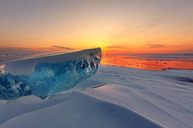 Şeffaf mavi Toros baykal buz çatlamak günbatımı ile parlıyor