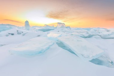 Deniz baykal kar pembe şafakta altında turkuaz tepecik