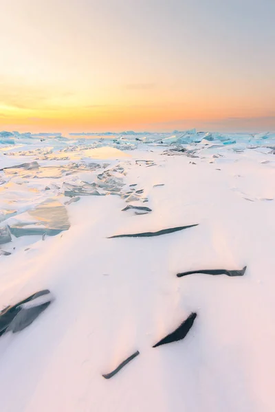 Deniz baykal kar pembe şafakta altında turkuaz tepecik — Stok fotoğraf