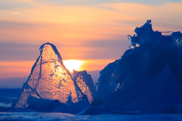 Trasparente hummock viola ghiaccio Baikal brilla attraverso il tramonto crack — Foto Stock
