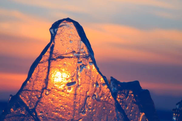 Transparant paars hummock Baikal ijs schijnt door de spleet-zonsondergang — Stockfoto