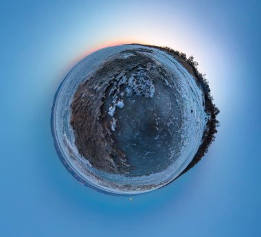 Kumlu bir plaj üzerinde Olkhon Adası üzerinde şafak. Küçük gezegen, küresel panorama