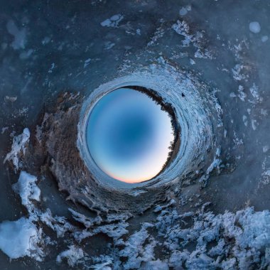Kumlu bir plaj üzerinde Olkhon Adası üzerinde şafak. Küçük gezegen, küresel panorama