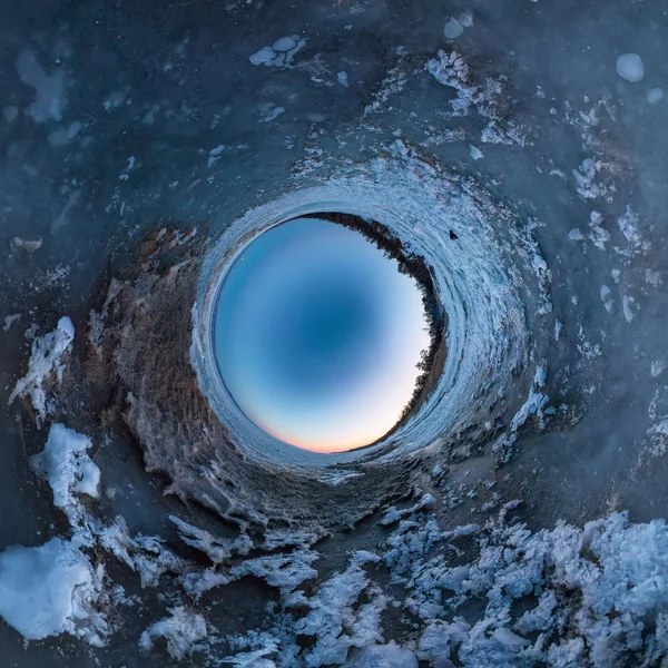 Sonnenaufgang an einem Sandstrand auf der Insel Olchon. winziger Planet, kugelförmiges Panorama — Stockfoto