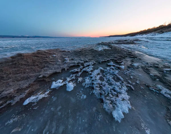 Aube sur une plage de sable fin sur l'île d'Olkhon. Panorama grand angle — Photo