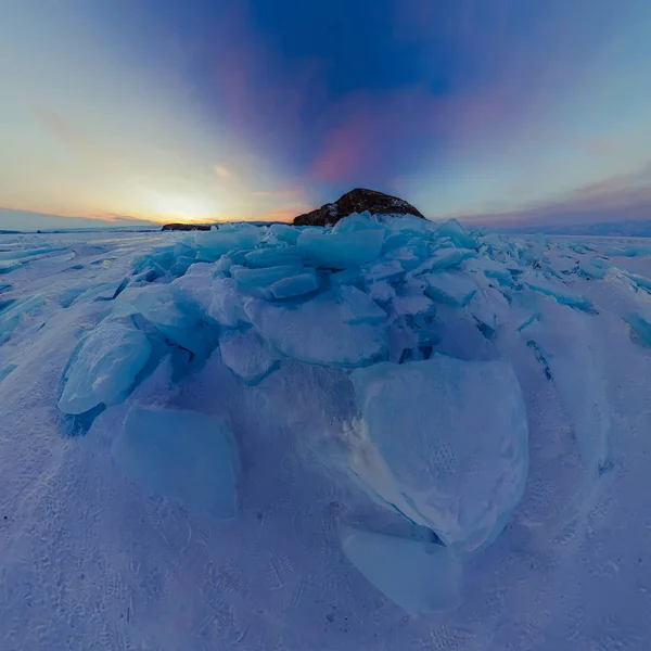 Purple amanecer de hummocks de hielo en el lago Baikal en la isla de Olkhon —  Fotos de Stock